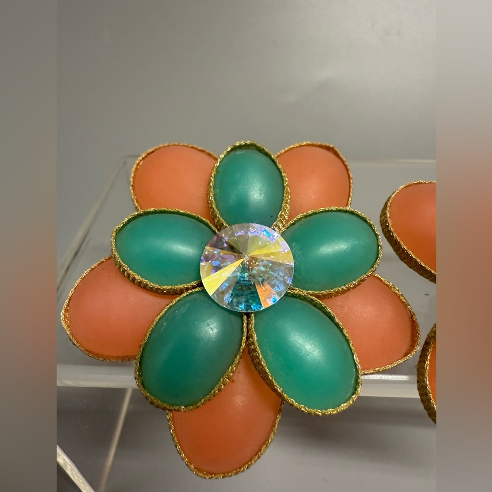 Vintage Elegant Floral clip on Earrings in Teal and Coral - Picture 3 of 9